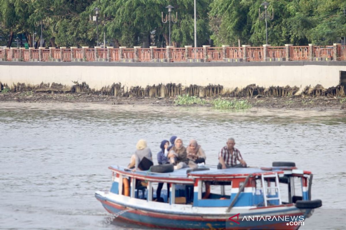 Air surut, siring sungai Martapura kurang indah dipandang