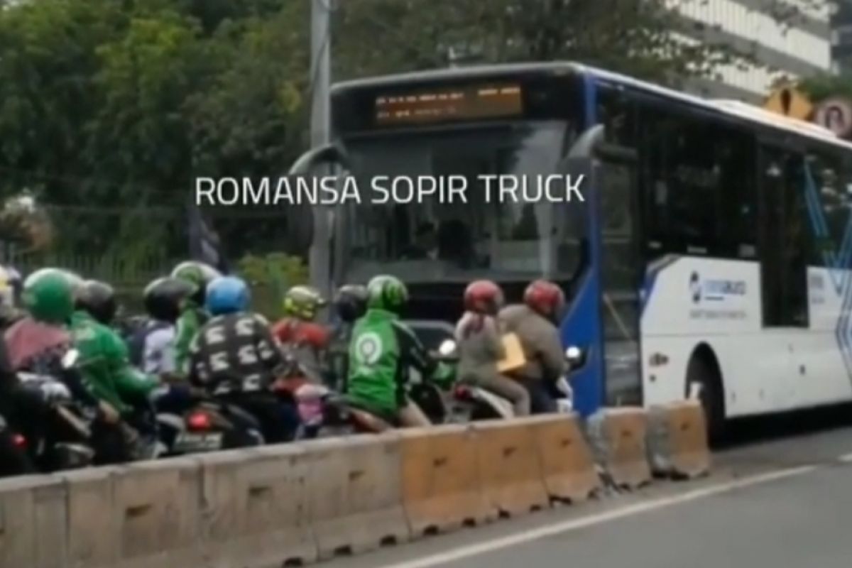 Transjakarta beri apresiasi pramudi tak mengalah pada pemotor