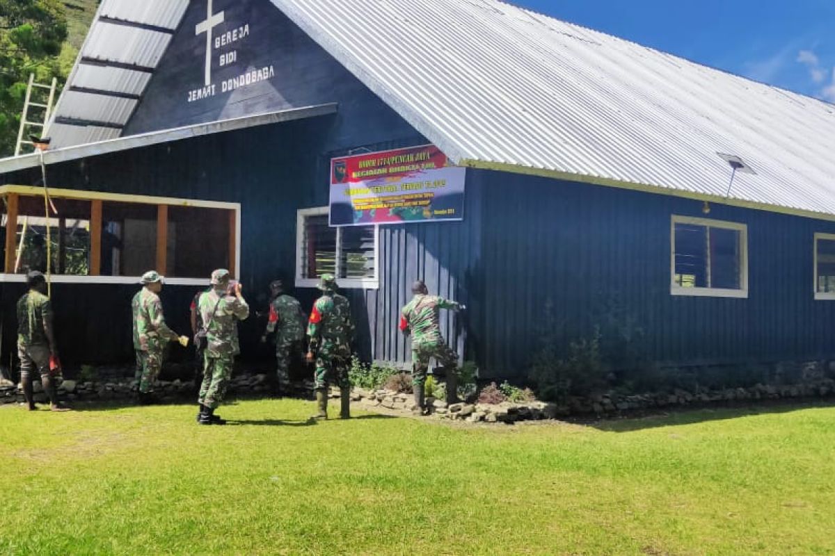 Kodim 17/14/PJ bersama warga karya bakti merehab gereja