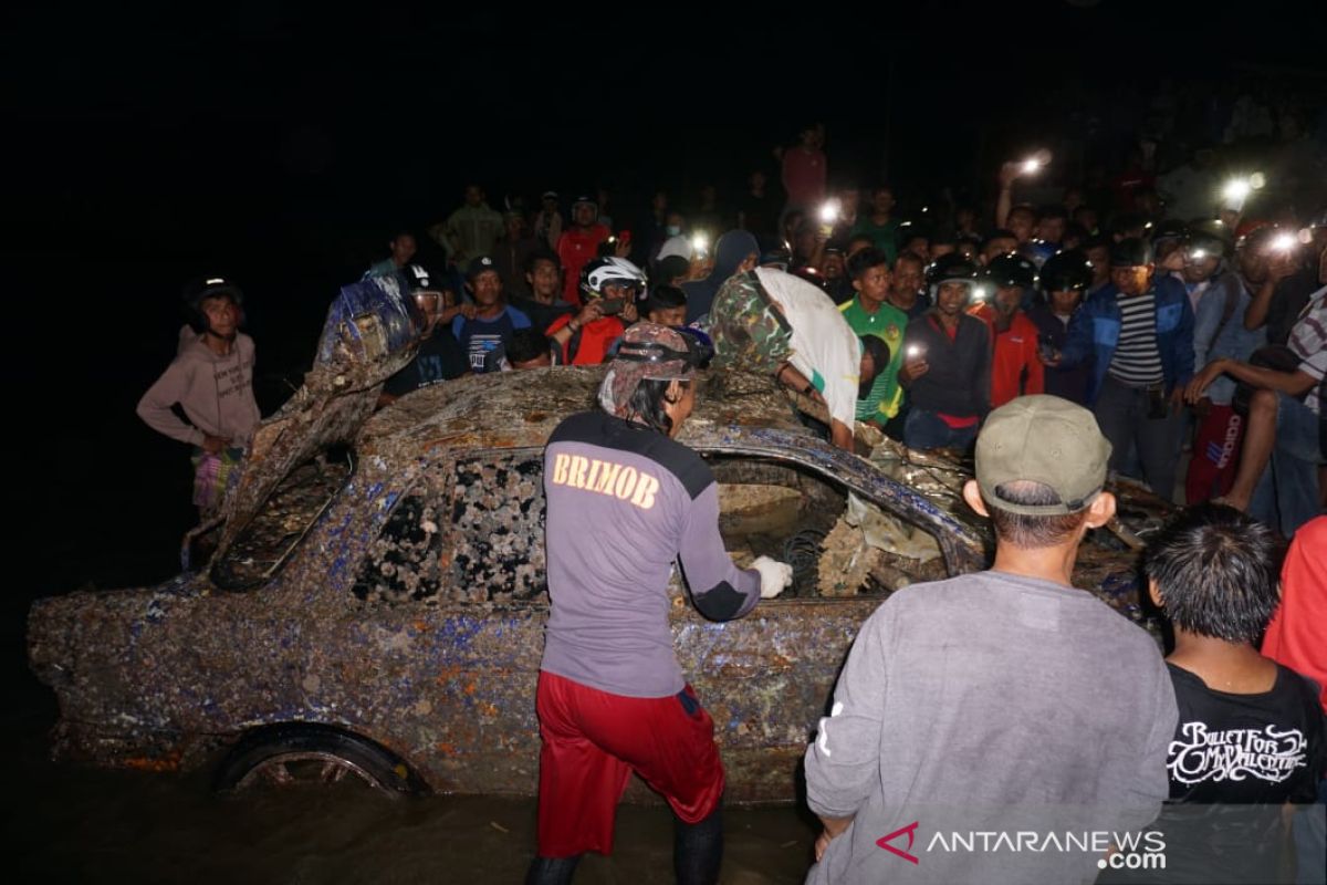 Warga Palu angkat mobil bangkai tsunami dari laut