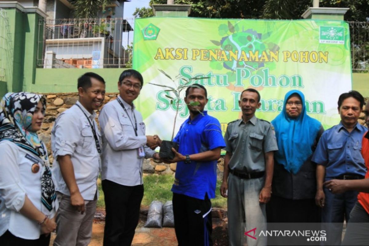 Incar Adiwiyata Mandiri, siswa MI Batang lakukan gerakan penanaman pohon