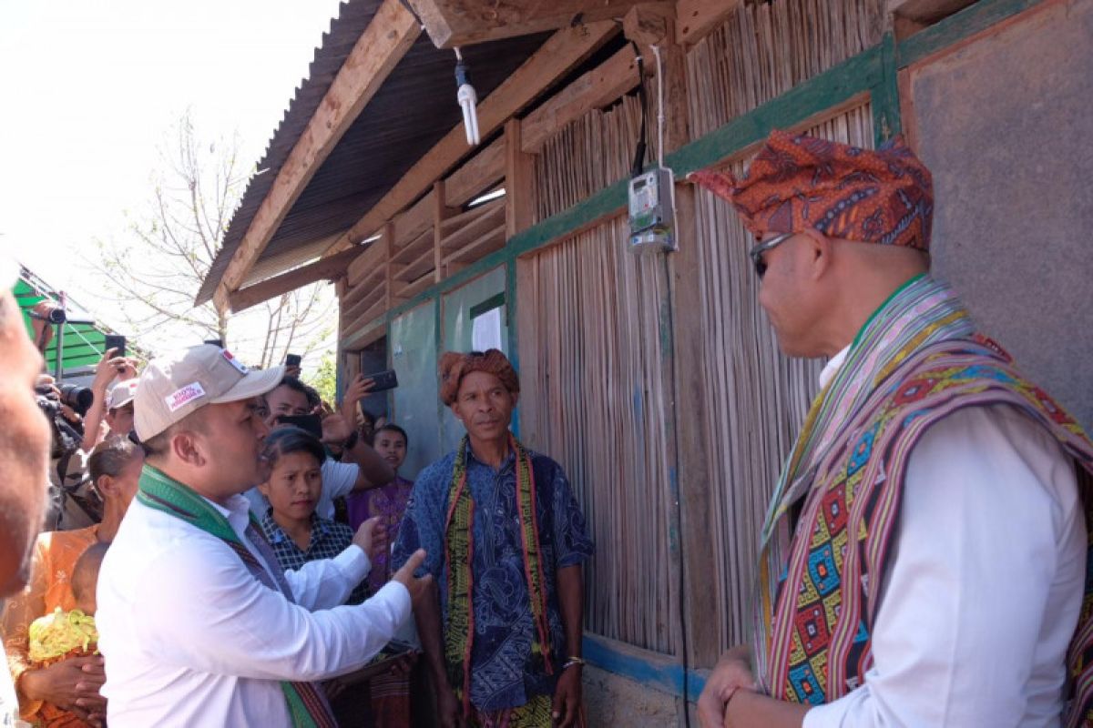 Ratusan KK di NTT dapat sambungan listrik gratis bantuan pegawai PLN