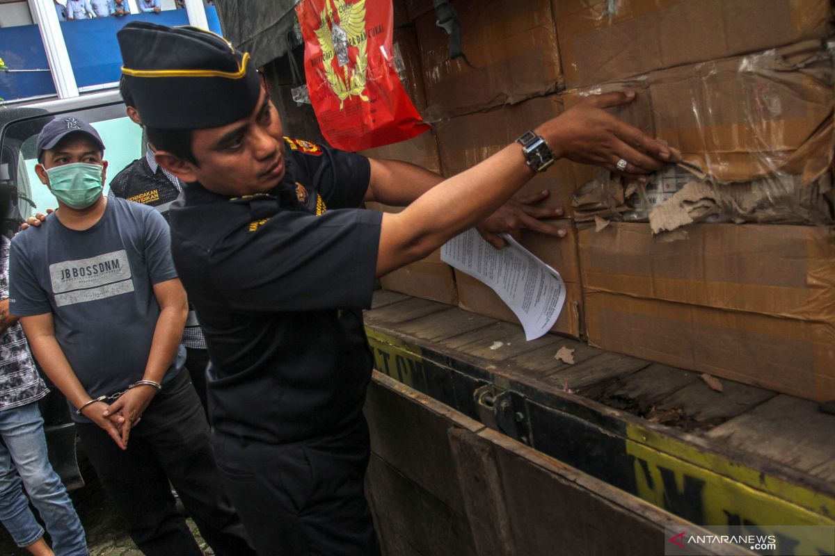 VIDEO - Begini penampakan jutaan batang rokok ilegal di Riau