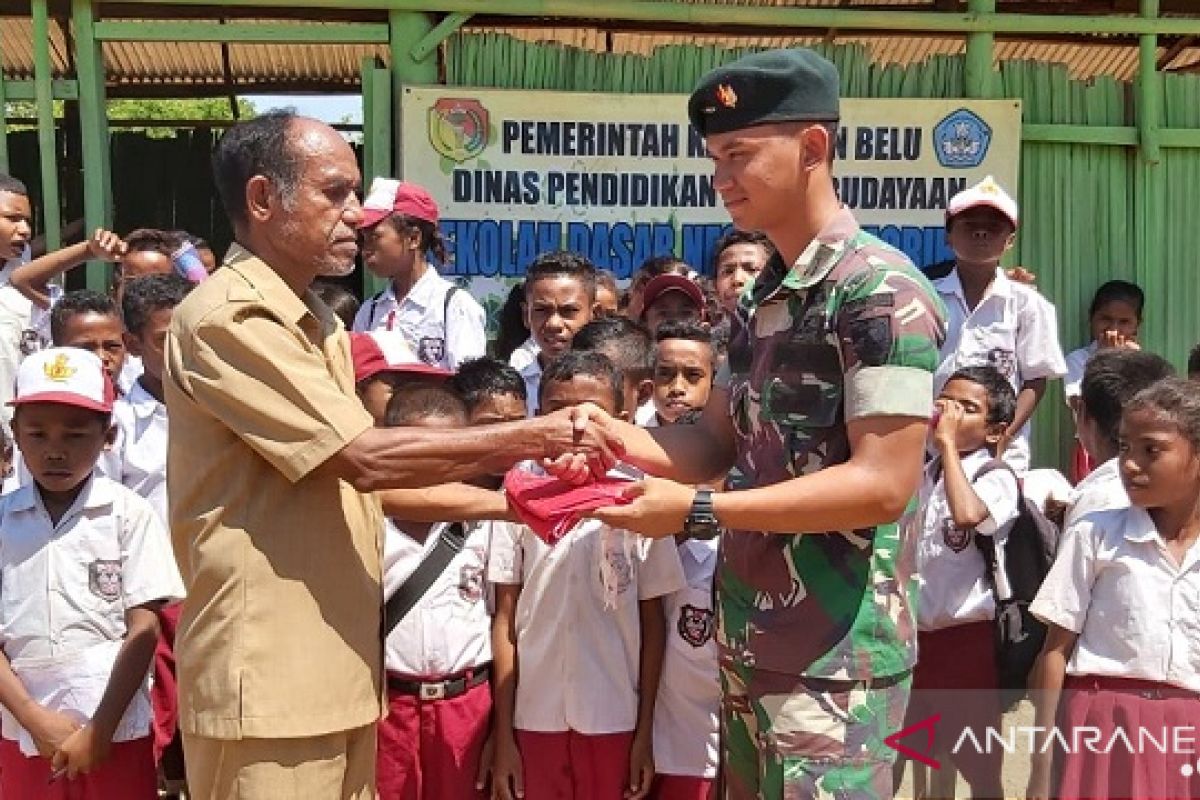 Ke sekolah perbatasan, Satgas Pamtas berikan bendera merah putih