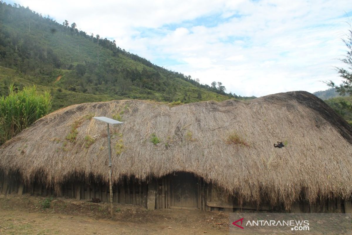 Papua's honai to be lit with solar-powered lamps