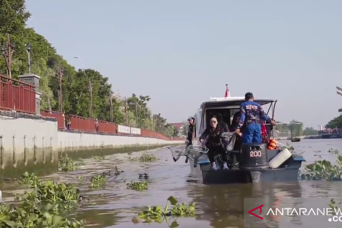 Ditpolairud bersihkan Sungai Martapura