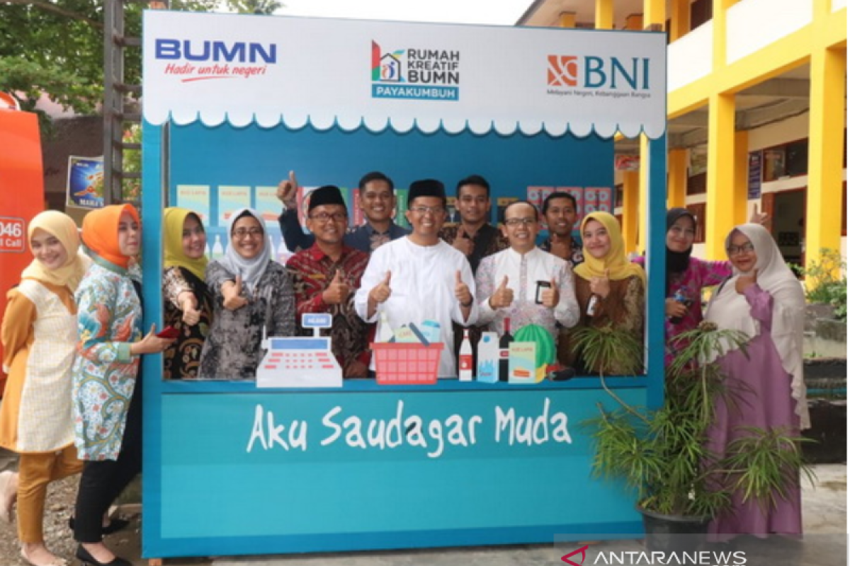 Enam siswa pemenang lomba aku saudagar muda program RKB BNI Payakumbuh