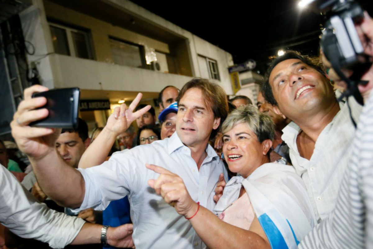 Sayap-kiri bersaing ketat  dengan sayap-kanan dalam Pemilu Uruguay