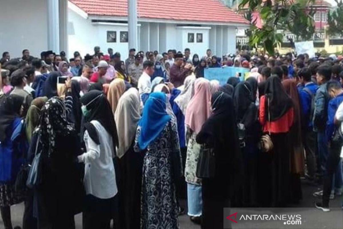Mahasiswa Aceh Tengah tuntut janji penegrian UGP Takengon