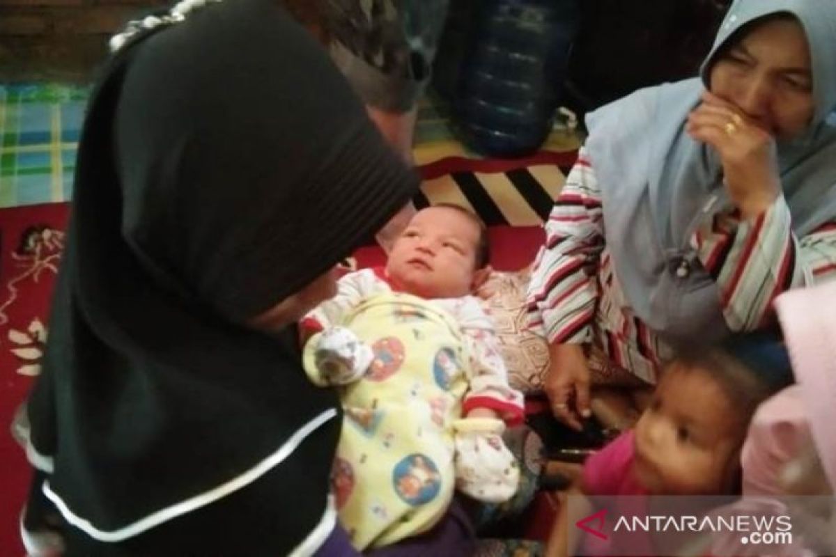 Seorang ibu melahirkan bayi perempuan tanpa tanda kehamilan