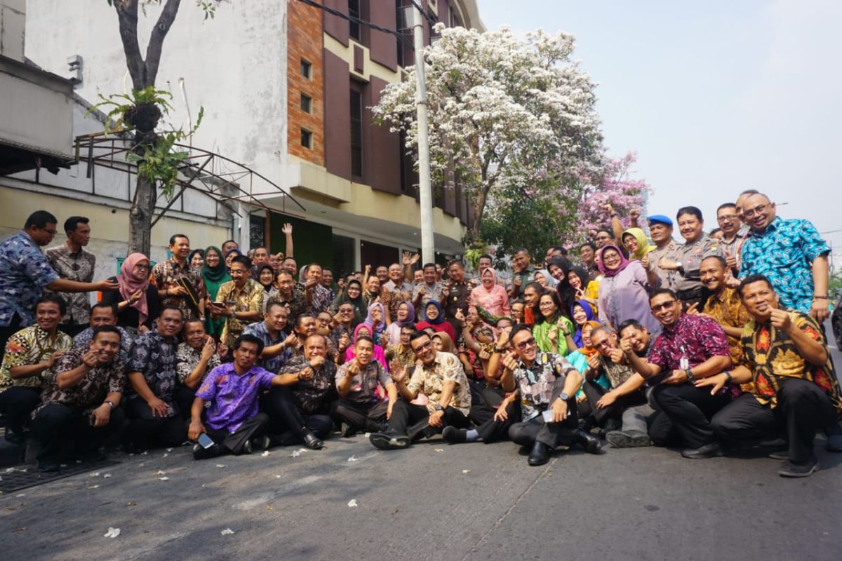 Wali Kota Risma ajak kepala OPD keliling Kota Surabaya lihat bunga Tabebuya