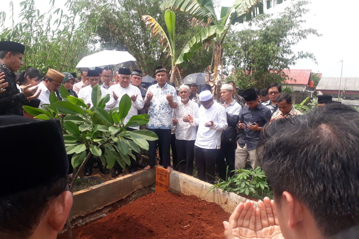 Ketua PP Muhammadiyah Bahtiar Effendy dimakamkan diiringi duka jemaah