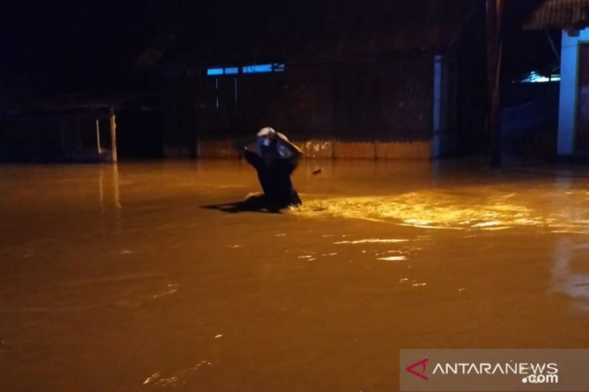 Korban banjir Solok Selatan diberi sarapan pagi berupa lontong dan sate