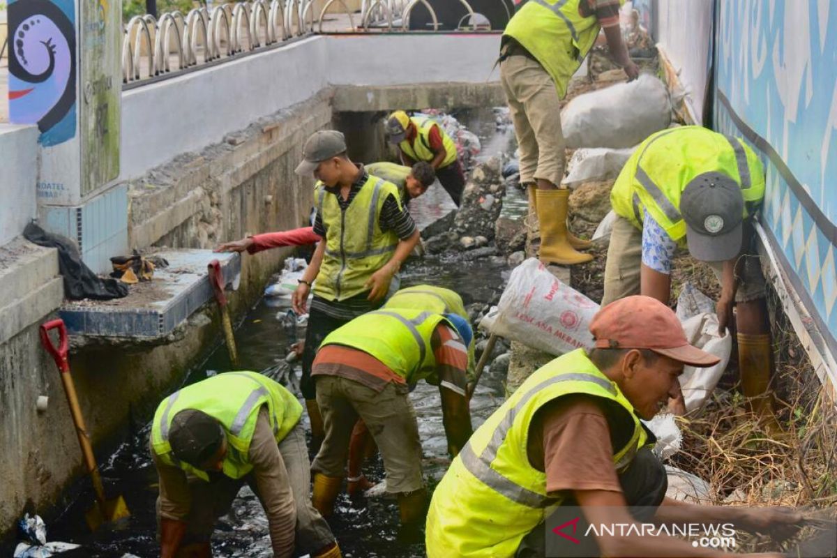 Dinas PUPR Kota Padang lakukan perbaikan drainase atasi banjir