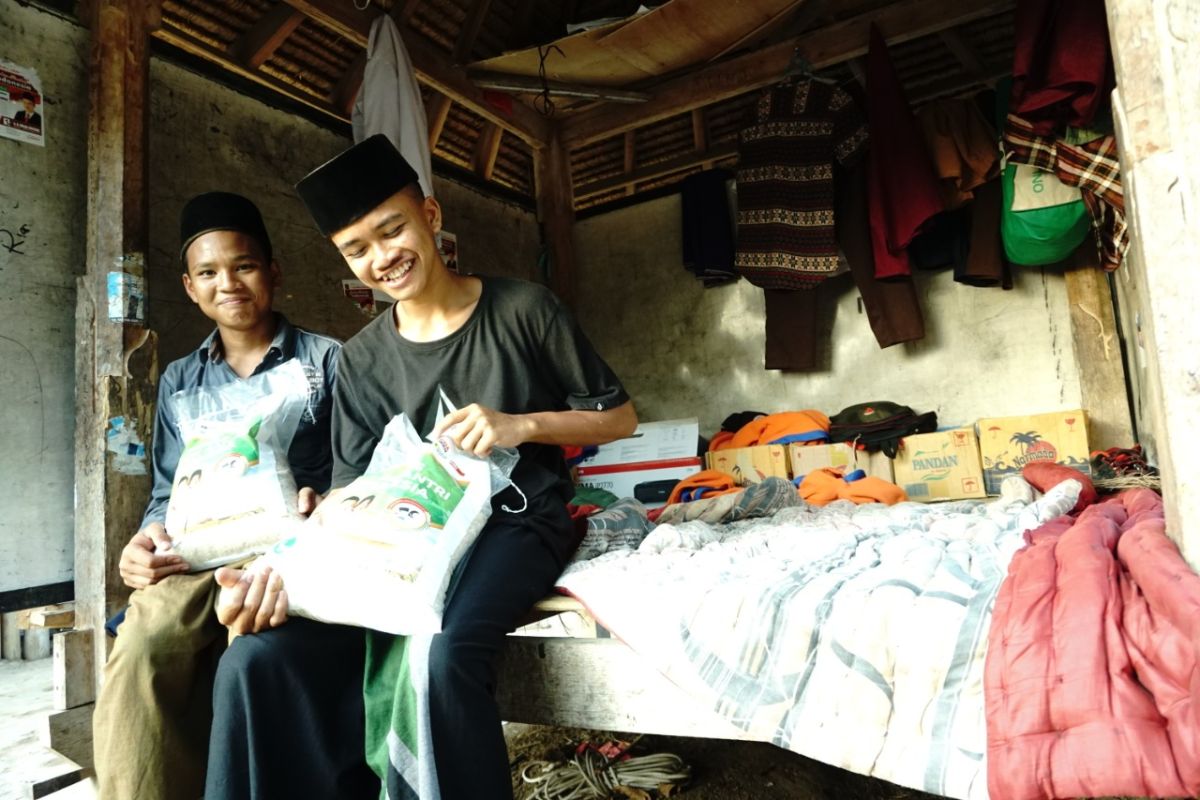 ACT salurkan bantuan  beras untuk santri di Lombok Barat