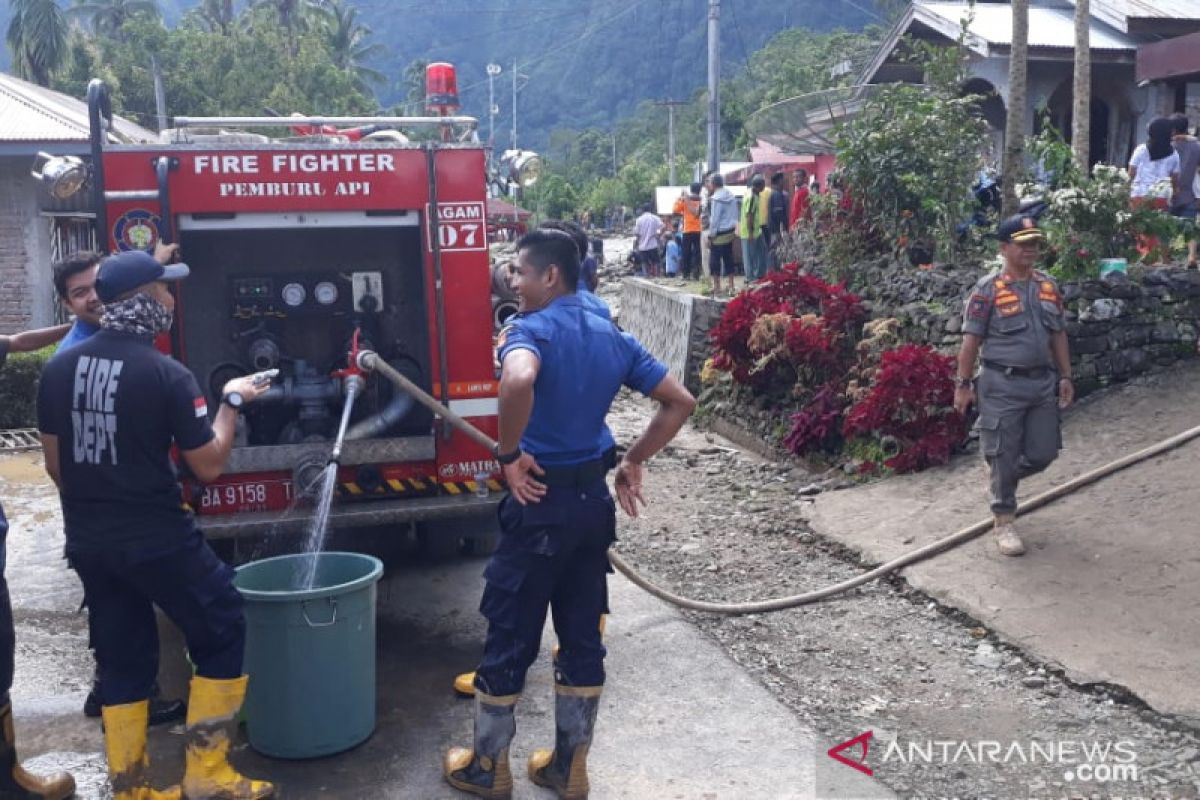 Satpol-PP Damkar Agam salurkan air bersih kepada korban banjir