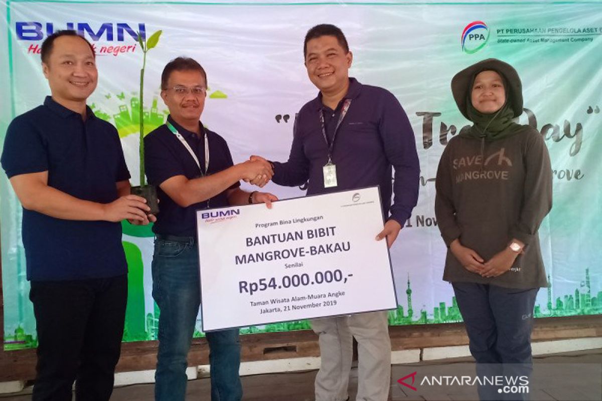 Cegah abrasi, kawasan Kapuk ditanami ratusan bibit pohon bakau