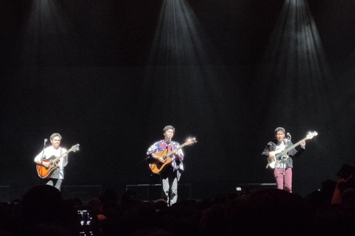 The Overtunes buka konser Why Don't We dengan lagu pilihan fans