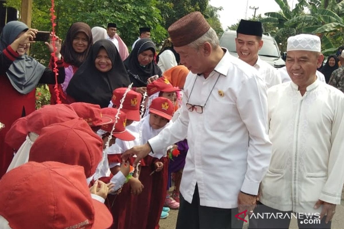 Safari maulid di Desa Banua Supanggal, Bupati HST disambut puluhan anak TK dan SD