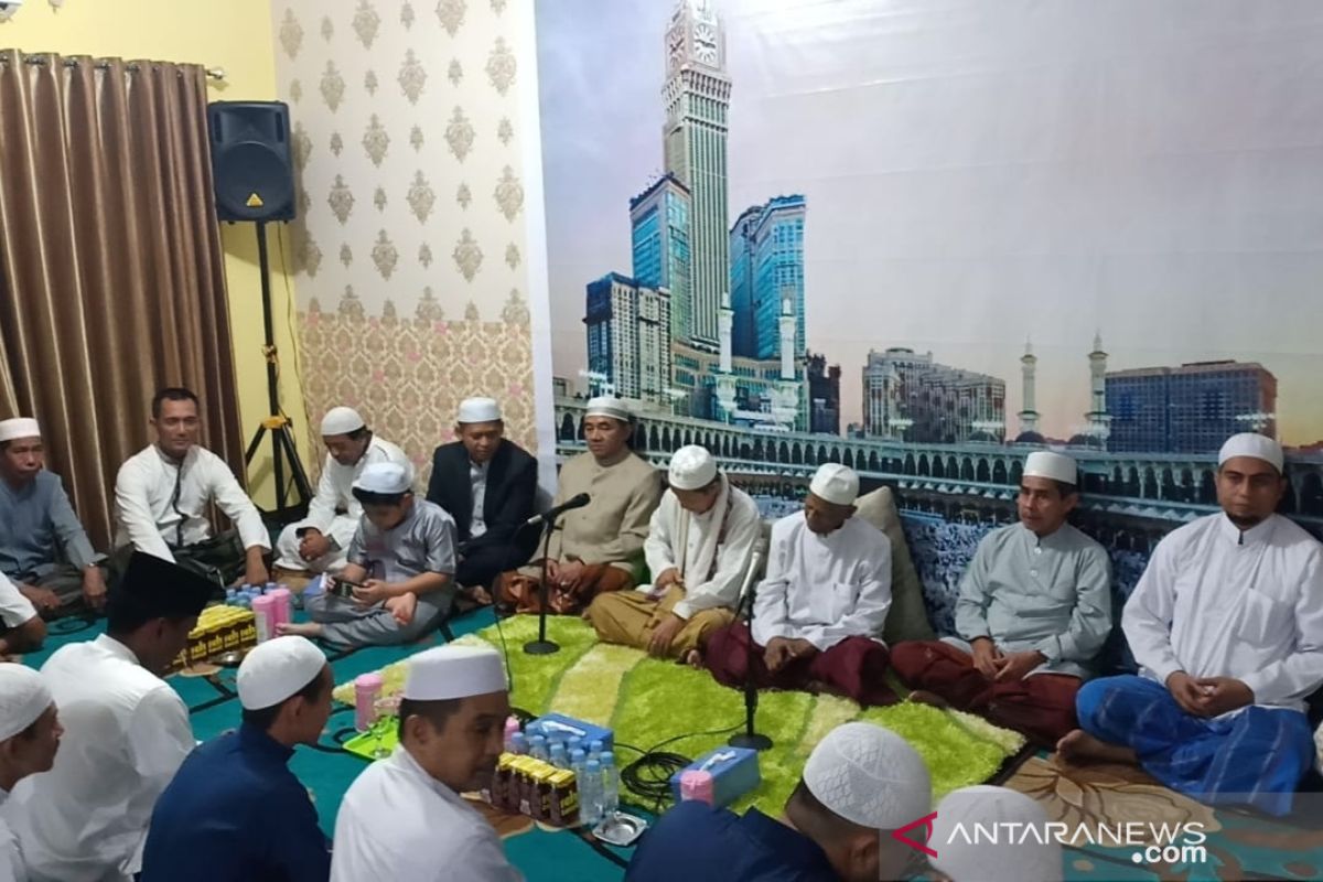 Guru Bakhiet isi tausiyah peringatan maulid di Rumdis Kapolres HST