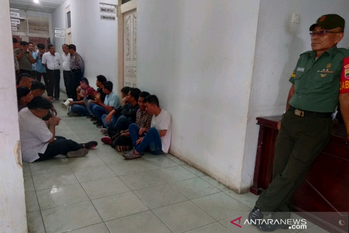 Mahasiswa unjuk rasa di depan ruangan pimpinan DPRD Padangsidimpuan