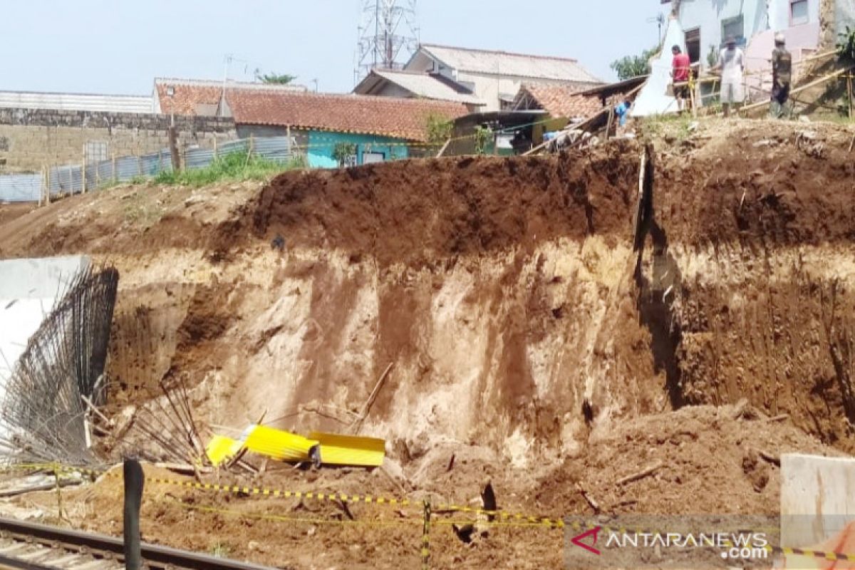 Longsor, KA jurusan Sukabumi-Bogor kembali normal