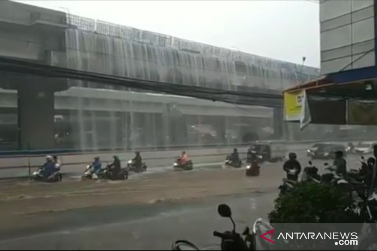 "Curahan Air" dari Tol Becakayu akibat saluran pipa belum rampung