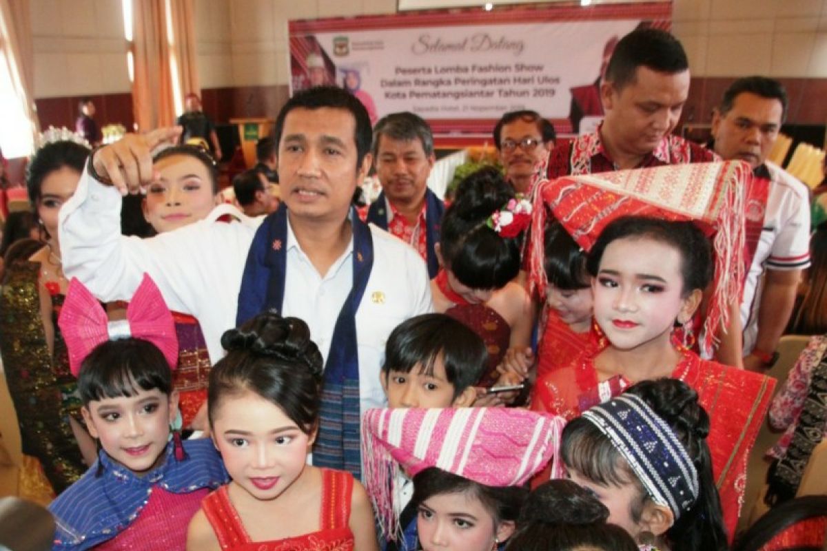 68 peserta ramaikan fashion show Hari Ulos di Pematangsiantar