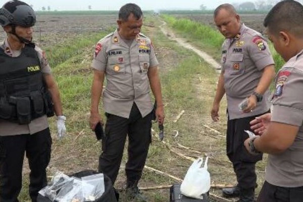 Densus 88 memusnahkan bom di Hamparan Perak