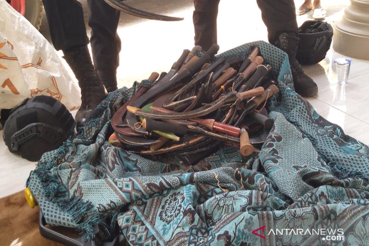 Ratusan senjata tajam disita dari lokasi pilkades yang berlangsung ricuh