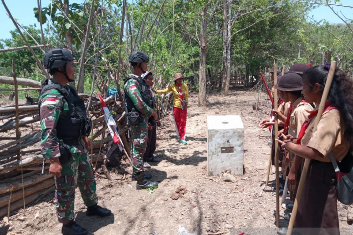 Satgas Pamtas Yonif R 142/KJ ajak Pramuka jelajahi batas negara