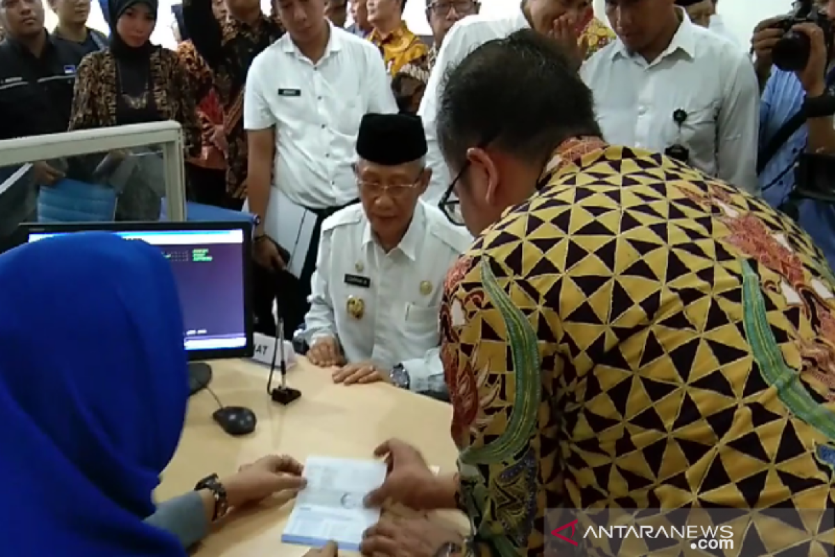 Wakil Gubernur Sultra jadi nasabah pertama saat peluncuran BTN Syariah