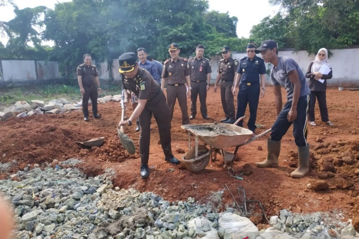 Kejaksaan Kapuas Hulu musnahkan 4,5 ton batu antimoni