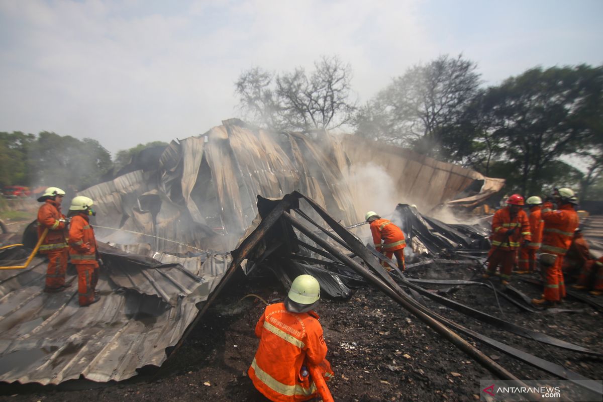 Gudang plastik dekat Bandara Soetta dilalap si jago merah