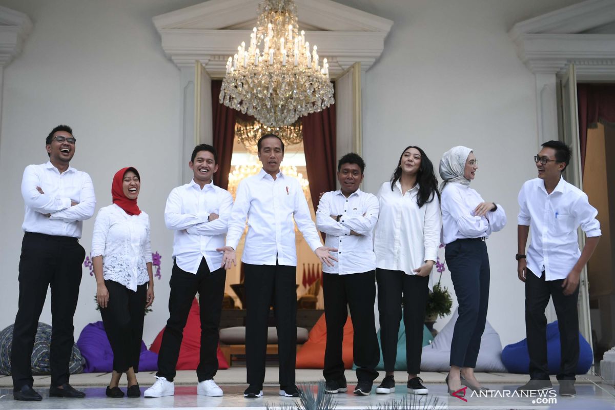 Presiden Jokowi kenalkan 7 staf khusus dari kalangan milenial