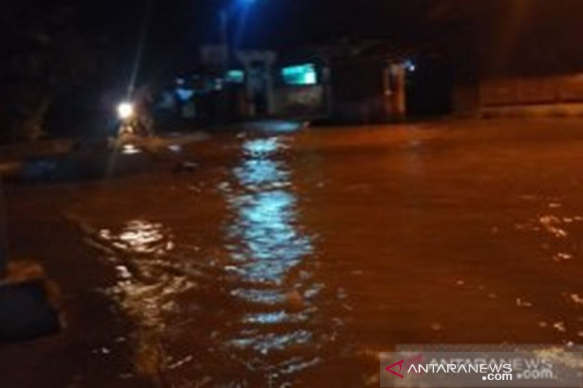 Jembatan utama terancam ambruk akibat banjir di Solok Selatan