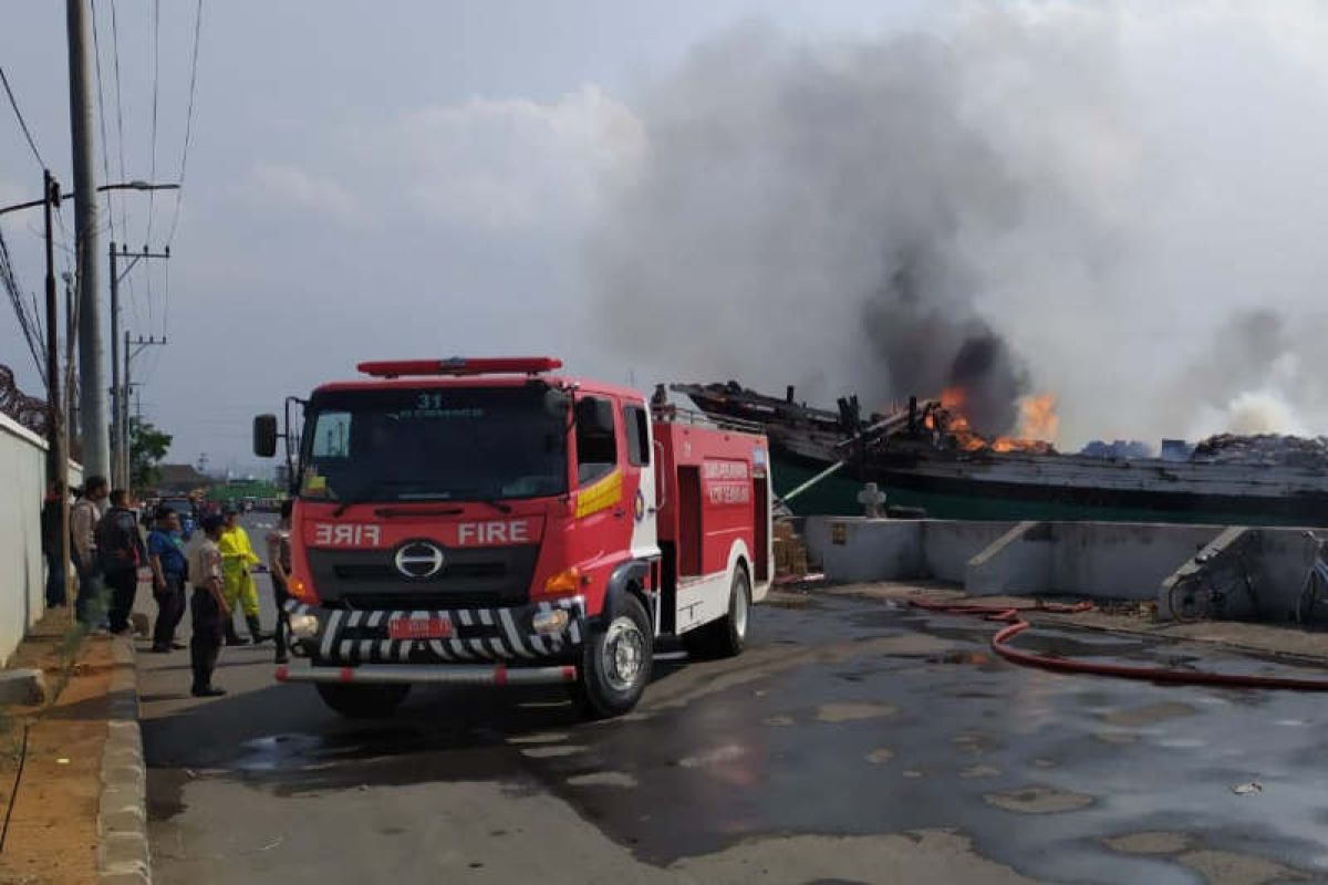 Sebuah kapal pengangkut antarpulau terbakar di Pelabuhan Tanjung Emas