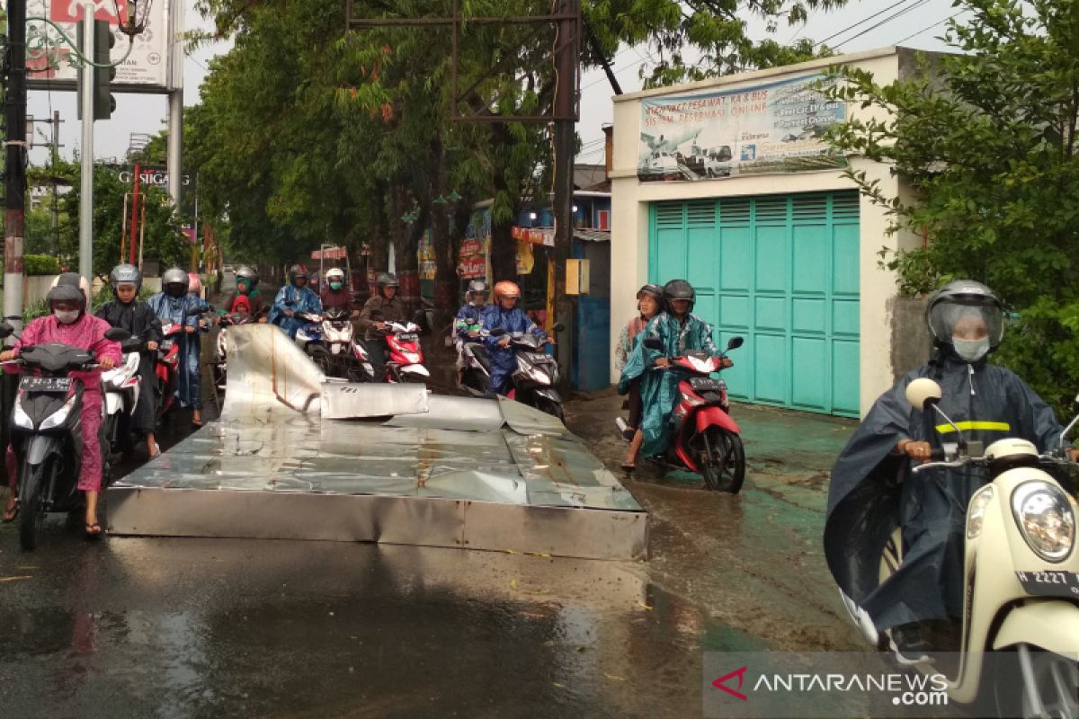 Jelang musim hujan, pemilik reklame diminta cek konstruksi reklame