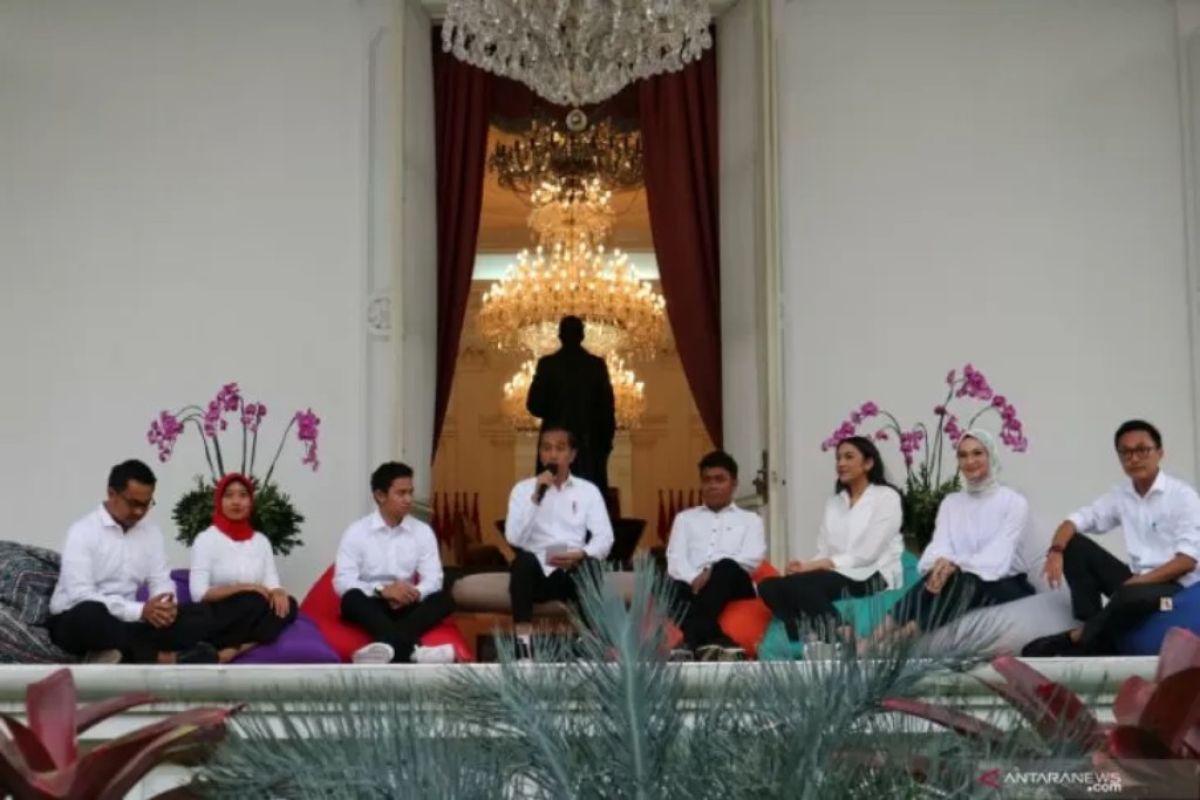 Jokowi kenalkan tujuh staf khusus milenial