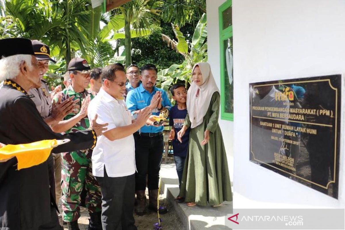 Warga miskin di Aceh Barat terima bantuan rumah perdana dari PT Mifa Bersaudara