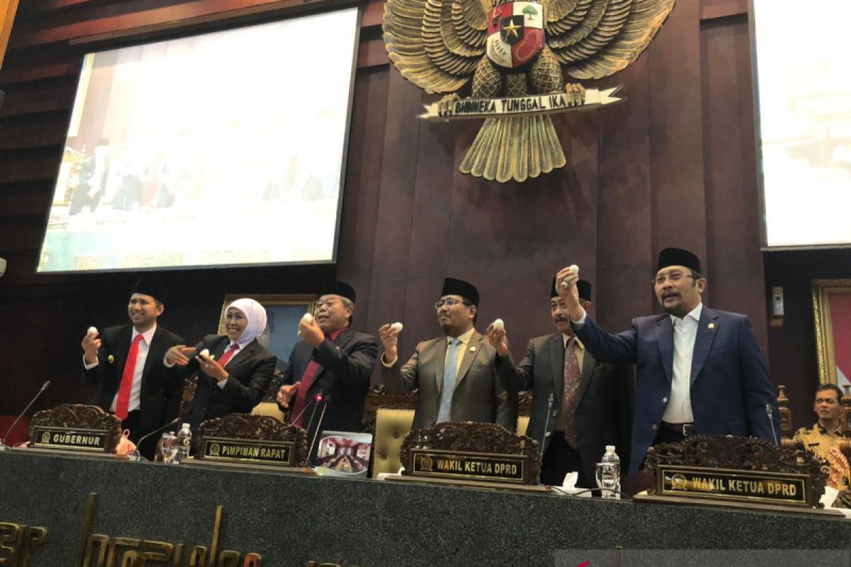 Wakil rakyat dan Gubernur Jatim makan telur ayam saat sidang paripurna