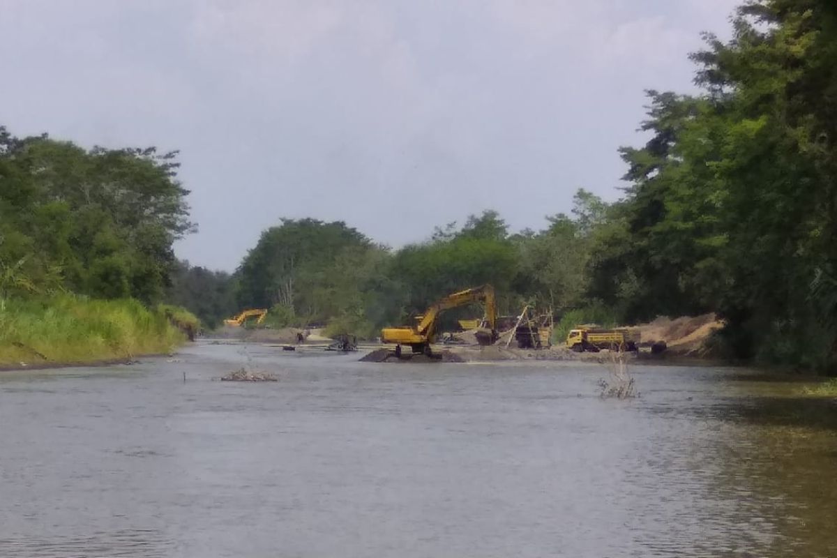 Penambang pasir ilegal di Sungai Brantas gunakan alat berat, tak ada penindakan