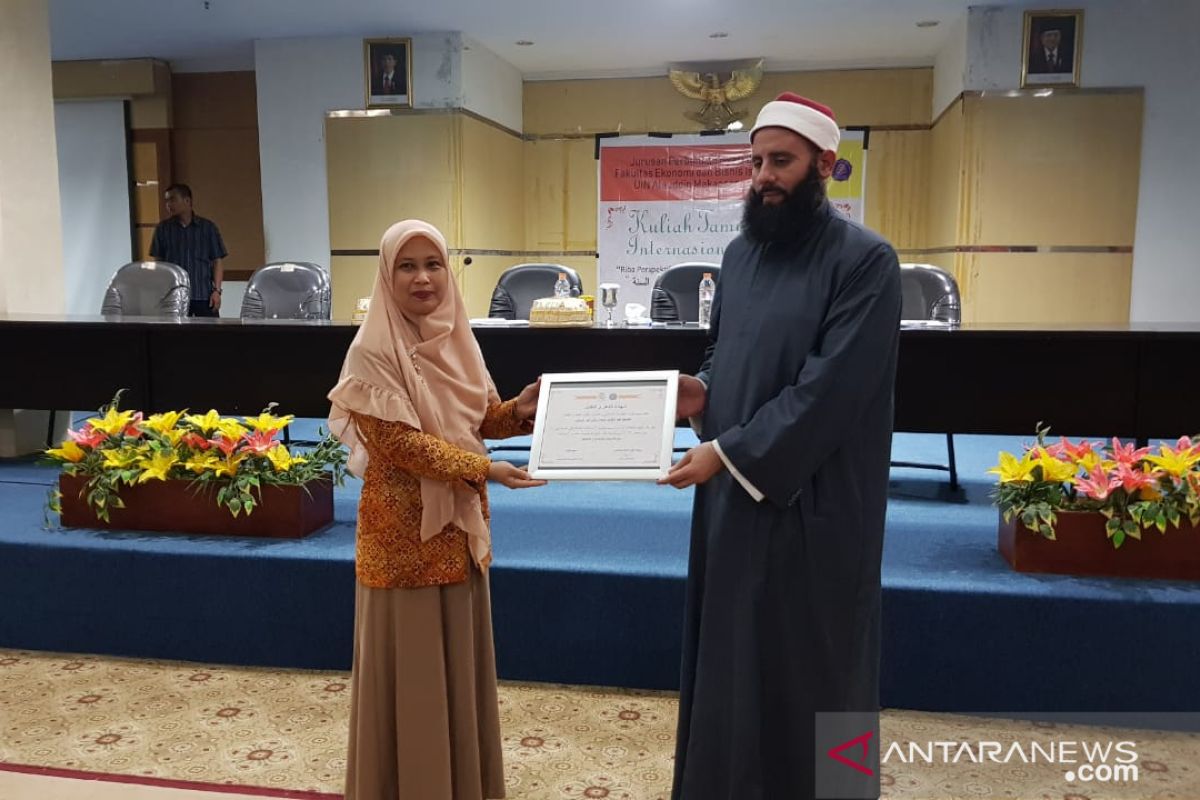 Dosen  Kuwait University Syeikh Abdul Azis bahas ekonomi syariah di UINAM