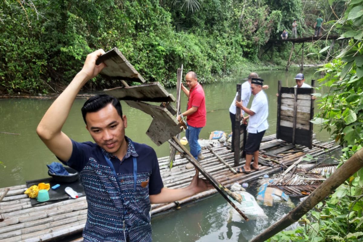 Tabalong destroys floating latrines to accelerate healthy environment
