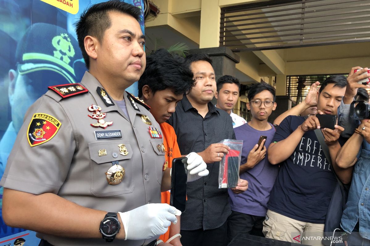 Ancam sebar video mesum bersama kekasihnya, seorang mahasiswa ditangkap polisi