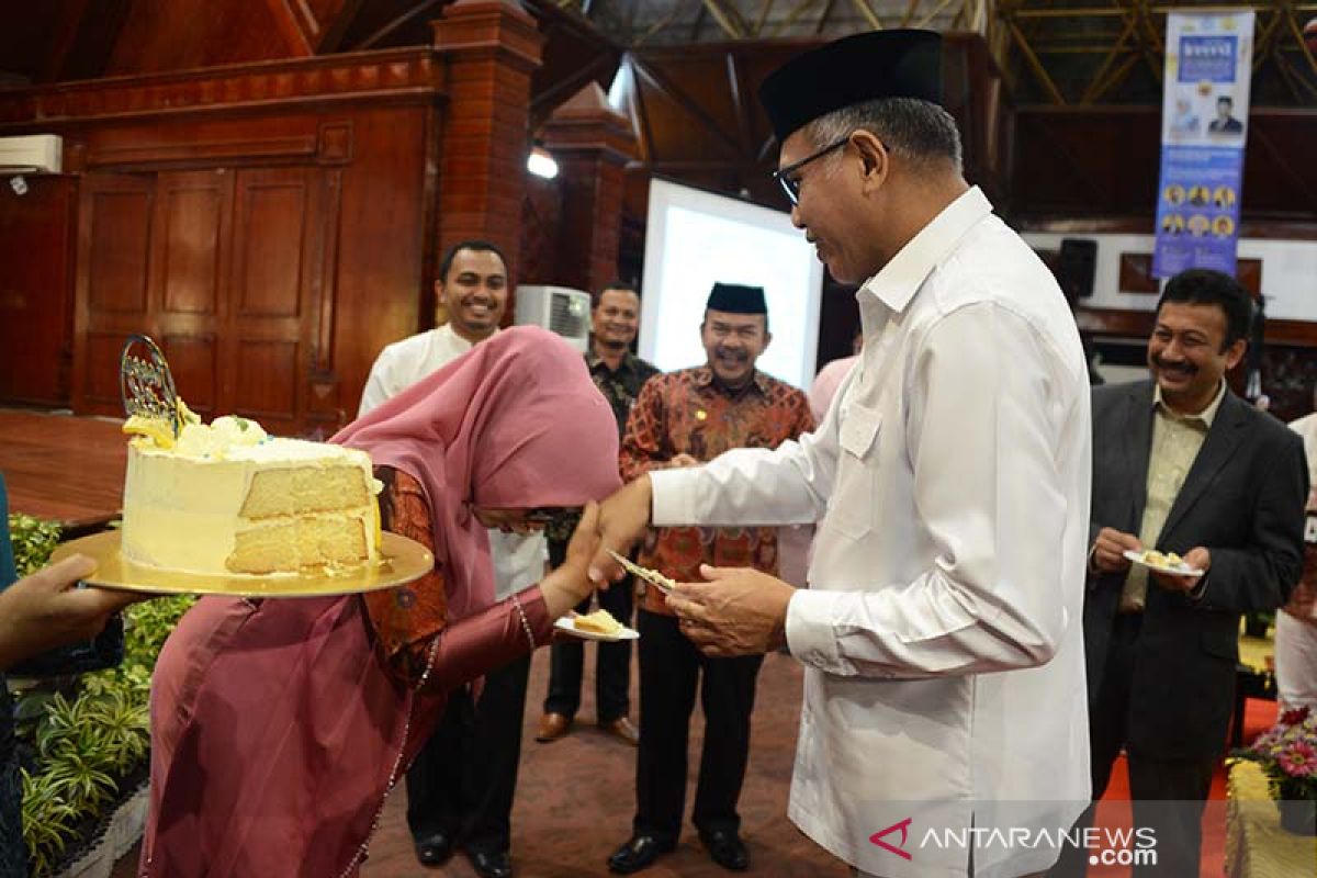 Plt Gubernur terima hadiah ultah dari istri