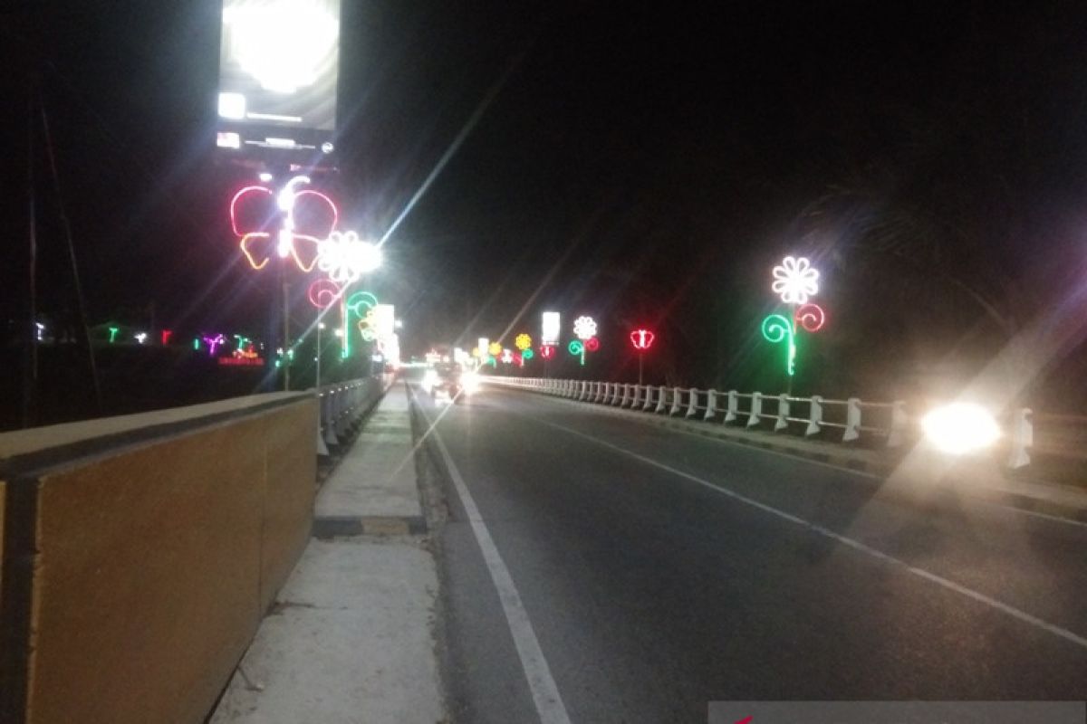 Poso dibalut lampu di malam hari