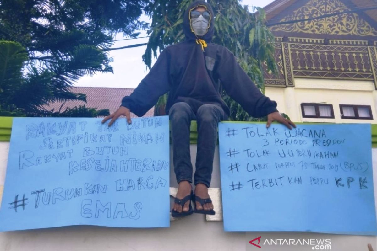 Tolak UU Pernikahan, seorang mahasiswa di Meulaboh gelar aksi tunggal