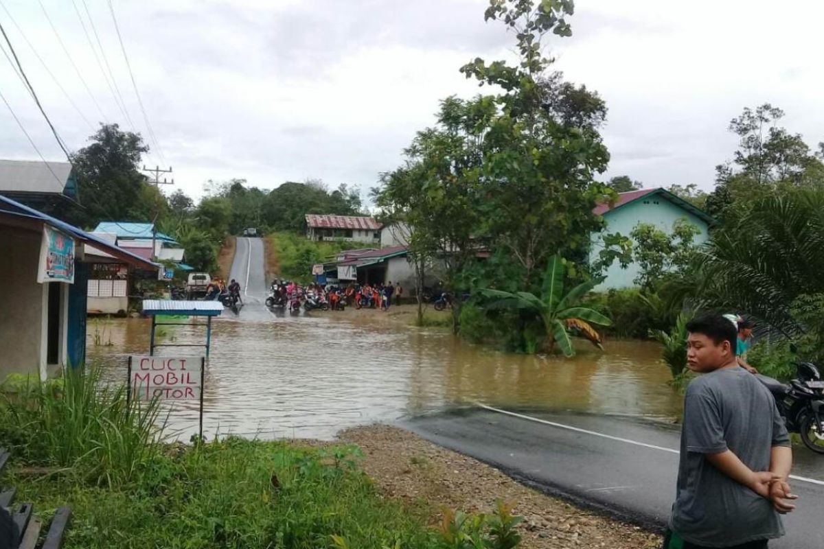 Hulu Gurung banjir, ruas jalan Pontianak - Putussibau terputus