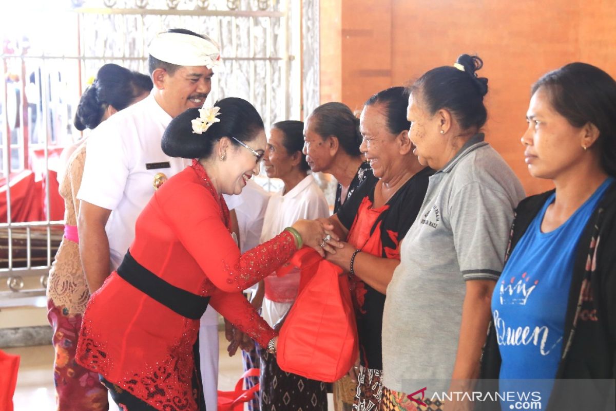 Pemprov Bali serahkan bantuan sembako di Klungkung
